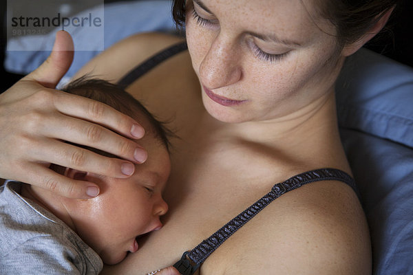 Baby Mädchen schläft auf der Brust der Mutter