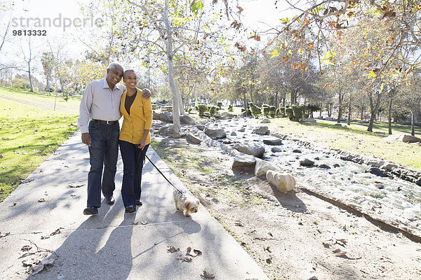 Mann und Frau beim Spaziergang  Hahn Park  Los Angeles  Kalifornien  USA