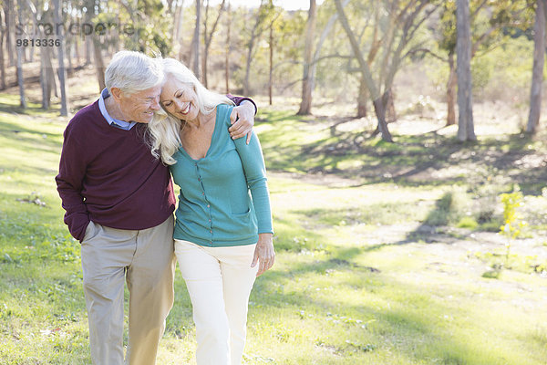 Mann und Frau beim Spaziergang  Hahn Park  Los Angeles  Kalifornien  USA