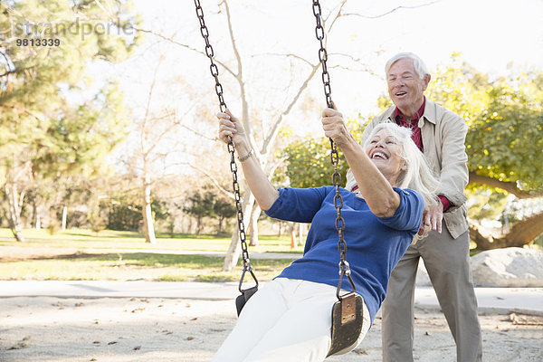 Mann und Frau beim Swingen  Hahn Park  Los Angeles  Kalifornien  USA