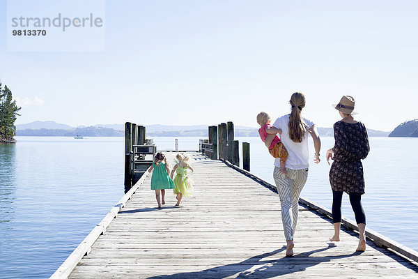 Zwei erwachsene Frauen und Töchter auf dem Pier  Neuseeland