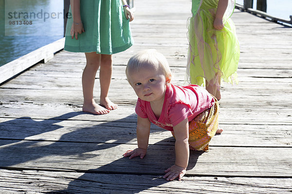 Portrait eines Kleinkindes am Pier  Neuseeland