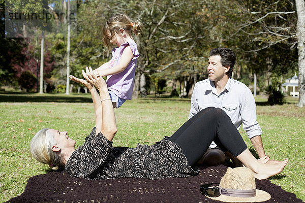 Mutter spielt mit Tochter im Park  Neuseeland
