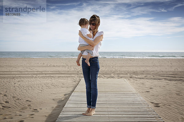 Mittlere erwachsene Frau und Kleinkind Tochter am Strand  Castelldefels  Katalonien  Spanien