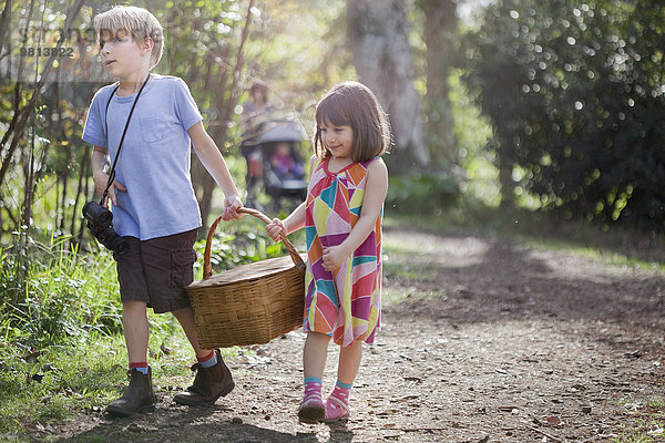 Junge und Mädchen mit Picknickkorb