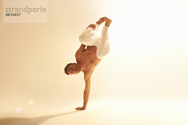 Mann übt Capoeira