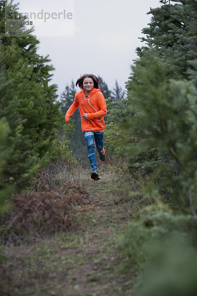 Mädchen beim Laufen im Wald