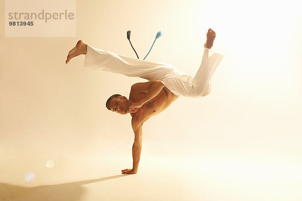 Mann übt Capoeira