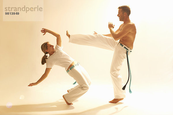 Mittleres erwachsenes Paar beim Capoeira-Training
