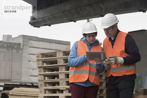 Dockarbeiter mit digitalem Tablett am Port