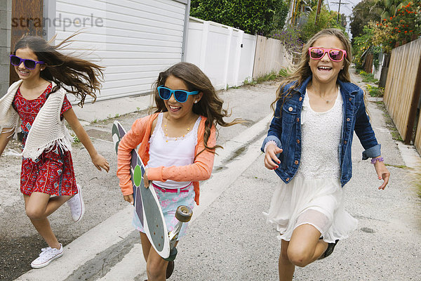Drei Mädchen rennen  lächelnd