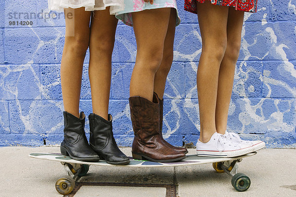 Drei Mädchen auf dem Skateboard  niedrige Sektion