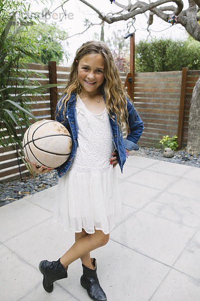 Mädchen mit Basketball  Portrait