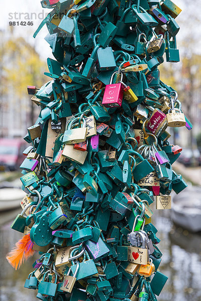 Schleusen der Liebe auf der Staalstraat-Brücke  Amsterdam  Niederlande