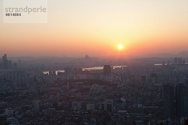 Erhöhte  Sonnenuntergangsansicht der Stadt Seoul  Korea