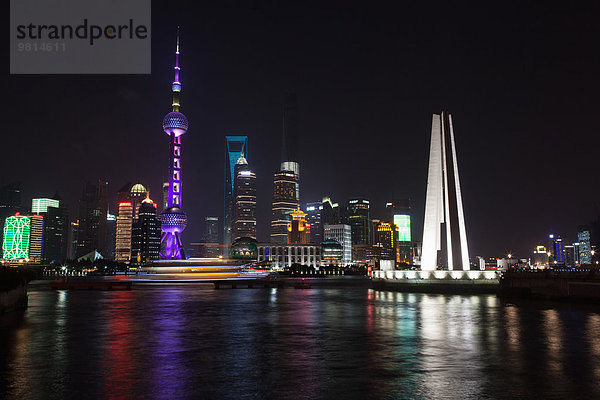 Blick auf die Stadt Shanghai bei Nacht  Shanghai  China