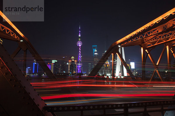 Autos  die nachts über die Brücke fahren  lange Exposition  Shanghai  China