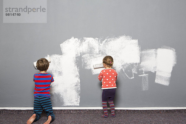 Rückansicht des Jungen und Kleinkindes Schwester Malerei Wand