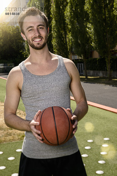Portrait eines jungen Basketballspielers auf dem Sportplatz