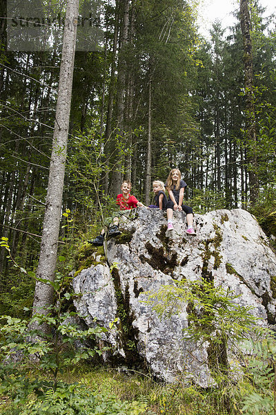 Geschwister spielen auf Felsformationen im Wald  Zauberwald  Bayern  Deutschland