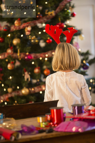 Rückansicht des Mädchens am Weihnachtsbaum