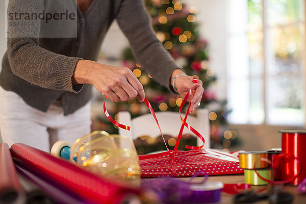 Mutter verpackt Weihnachtsgeschenke