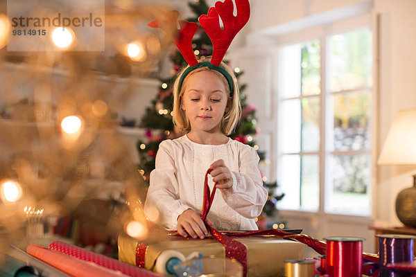 Mädchen verpacken Weihnachtsgeschenke