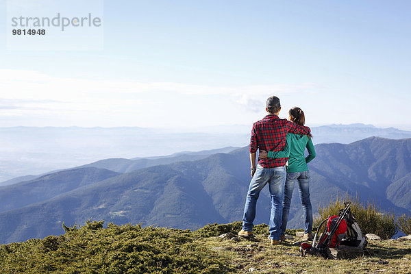 Wanderer genießen die Aussicht vom Gipfel  Montseny  Barcelona  Katalonien  Spanien