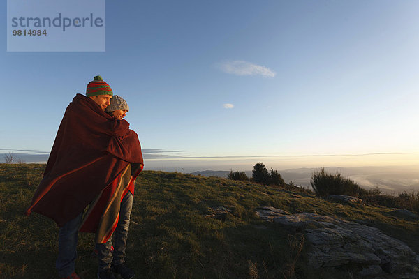 Paar genießt die Aussicht von der Kuppe  Montseny  Barcelona  Katalonien  Spanien