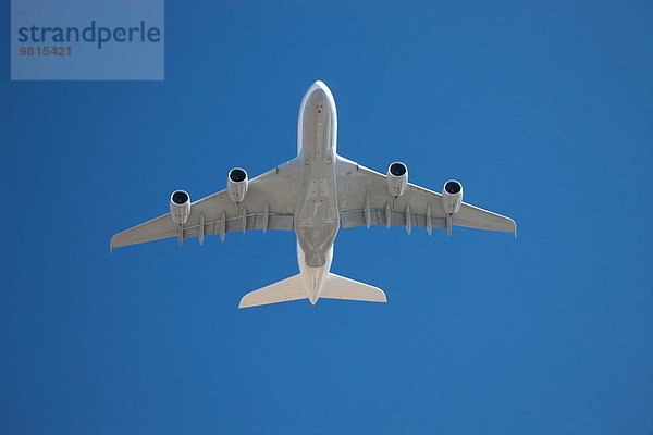 Airbus A380 fliegt am Himmel