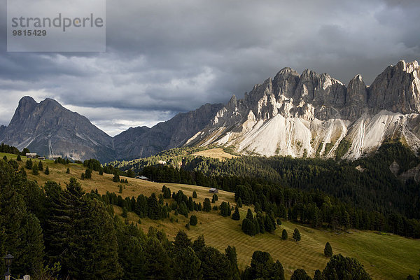 Blick auf Sturmwolken über Berge  Dolomiten  Plose  Südtirol  Italien