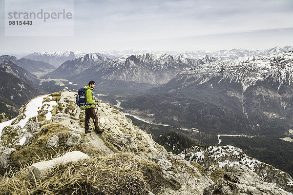 Junger Wanderer mit Blick von der Klammspitze  Oberammergau  Bayern  Deutschland