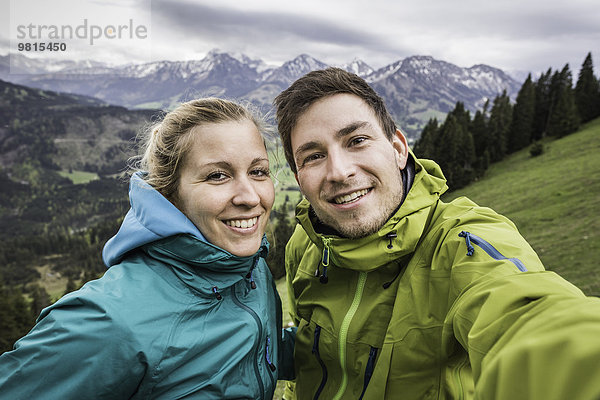 Junges Wanderpaar beim Selbstporträt  auf dem Weg zum Zinken  Oberjoch  Bayern  Deutschland