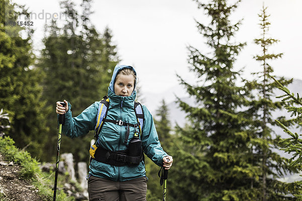 Junge Frau beim Wandern mit Stöcken vom Zinken  Oberjoch  Bayern  Deutschland