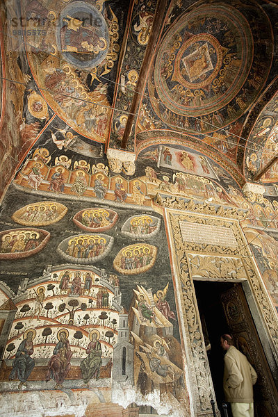 Decke und Eingang in der orthodoxen Kirche mit romanischen Fresken  Bukarest  Rumänien