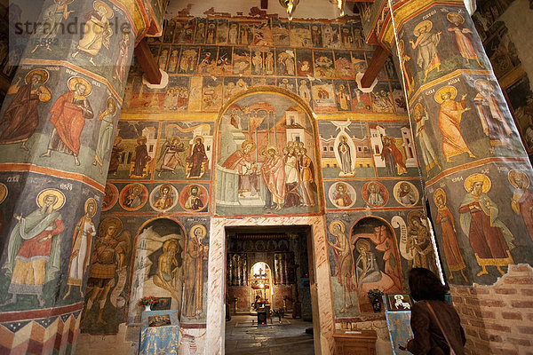 Portal und Säulen in der orthodoxen Kirche mit romanischen Fresken  Bukarest  Rumänien