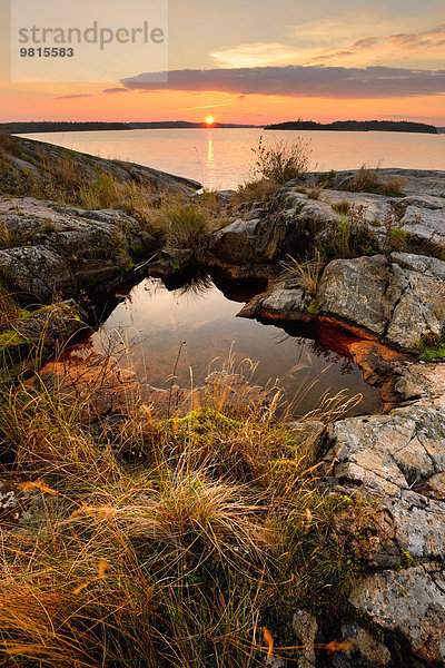 Rockpool auf der Insel Iso Koirasaari bei Sonnenuntergang  Ladoga Lake  Republik Karelien  Russland