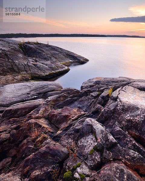 Felsen auf der Insel Iso Koirasaari bei Sonnenuntergang  Ladoga Lake  Republik Karelien  Russland