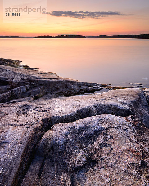 Seeuferfelsen auf der Insel Iso Koirasaari bei Sonnenuntergang  Ladoga Lake  Republik Karelien  Russland