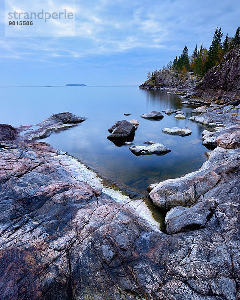 Felsen am See auf der Insel Iso Koirasaari  Ladoga See  Republik Karelien  Russland