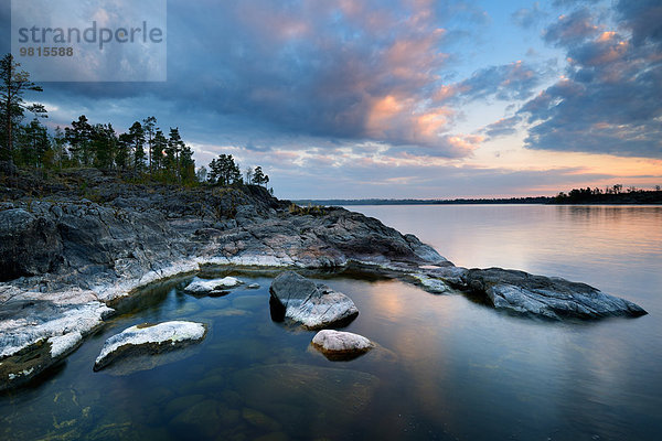 Blick auf den Ladoga See von der Insel Iso Koirasaari bei Sonnenuntergang  Ladoga See  Republik Karelien  Russland