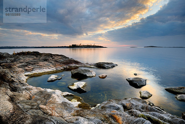 Ladogasee von der Insel Iso Koirasaari bei Sonnenuntergang  Ladogasee  Republik Karelien  Russland