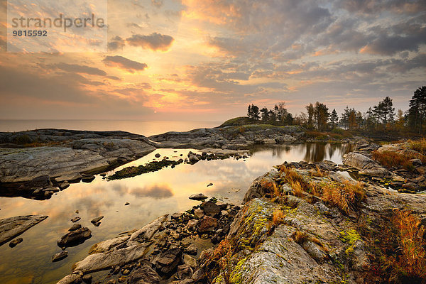 Felsen am Seeufer der Insel Iso Koirasaari  Ladoga Lake  Republik Karelien  Russland