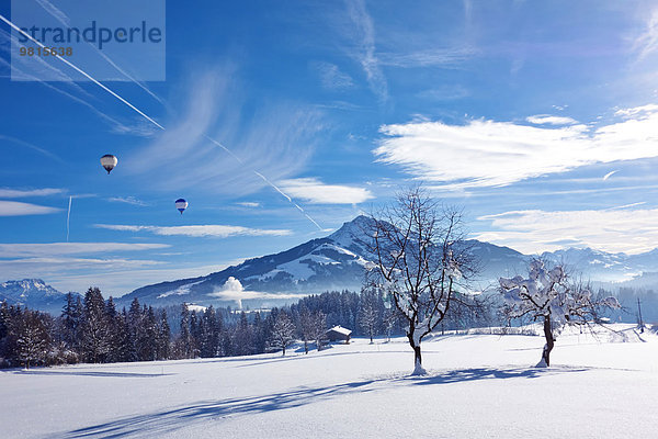 Ländliche Szene im Schnee  Kirchberg  Österreich