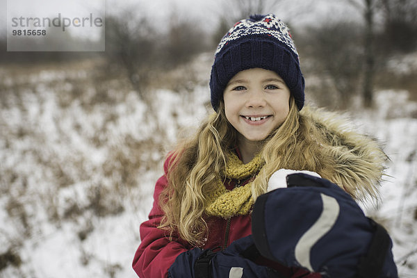 Porträt eines jungen Mädchens in Winterkleidung  lächelnd