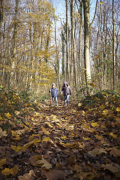 Zwei Jungen  die durch den Wald laufen