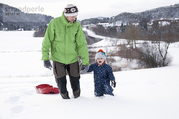 Vater und Sohn spielen im Schnee