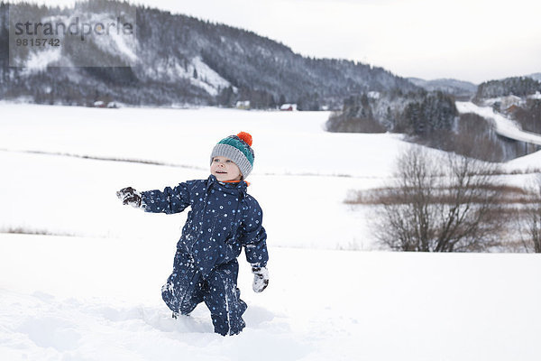 Junge spielt im Schnee