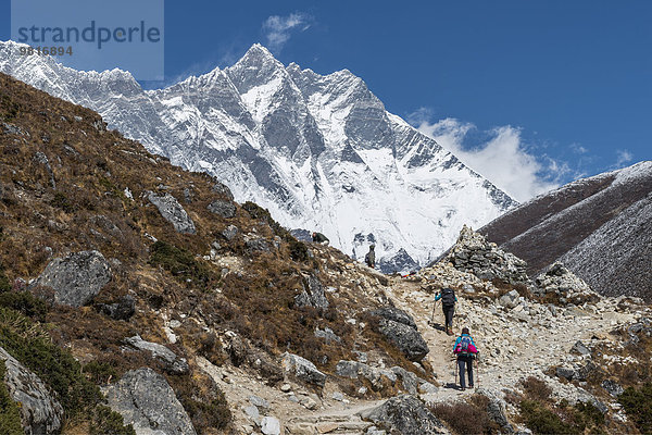 Nepal  Khumbu  Everest-Region  Wanderer auf dem Weg nach Dingboche mit Lhotse