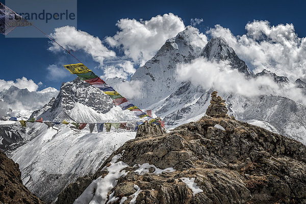 Nepal  Khumbu  Everest-Region  Ama Dablam und Gebetsfahnen